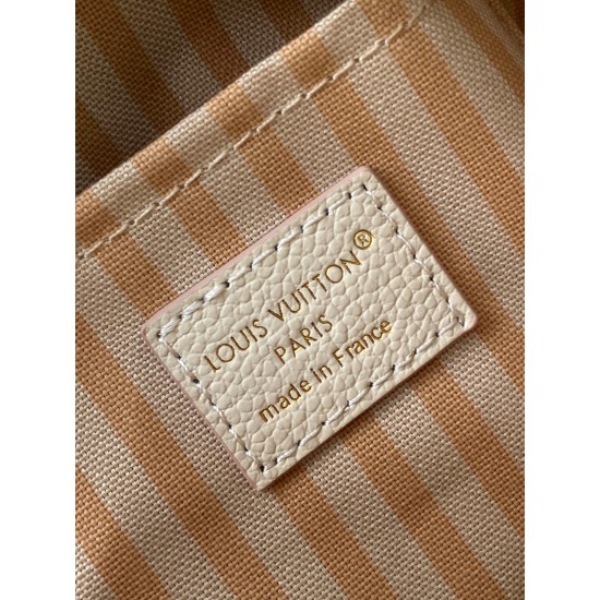 【加强版】Speedy Bandoulire 20 手袋 M14291 奶杏色（提花）焕新品牌经典 Monogram Empreinte 皮革，以相同色调勾勒图案轮廓，再以条纹内衬、耀目挂锁和可拆卸链条丰富细节。紧凑构型可容纳日常所需，手提或斜挎皆宜。尺寸： 13.5 x 12 x 20.5 厘米