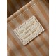 【加强版】Speedy Bandoulire 20 手袋 M14291 奶杏色（提花）焕新品牌经典 Monogram Empreinte 皮革，以相同色调勾勒图案轮廓，再以条纹内衬、耀目挂锁和可拆卸链条丰富细节。紧凑构型可容纳日常所需，手提或斜挎皆宜。尺寸： 13.5 x 12 x 20.5 厘米
