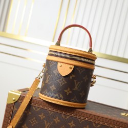 ✨ 原厂✨163变码芯片M82952老花）小号水桶包 nano cannes 手袋以 monogram 帆布裁出圆筒构型，与化妆包设计不谋而合。皮革饰边和标签上压印的路易威登标识丰富工致细节，手柄和可拆卸并调节的肩带成就多种背携风尚。14.5 x 14 x 12 厘米 (长度 x 高 x 宽)
