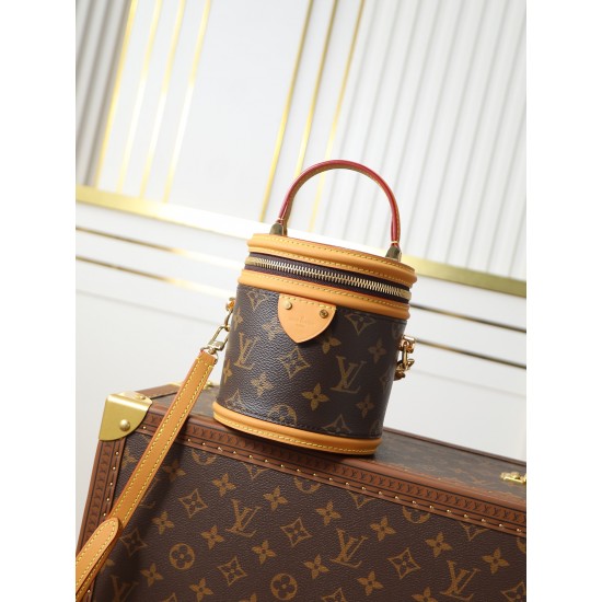 ✨ 原厂✨163变码芯片M82952老花）小号水桶包 nano cannes 手袋以 monogram 帆布裁出圆筒构型，与化妆包设计不谋而合。皮革饰边和标签上压印的路易威登标识丰富工致细节，手柄和可拆卸并调节的肩带成就多种背携风尚。14.5 x 14 x 12 厘米 (长度 x 高 x 宽)