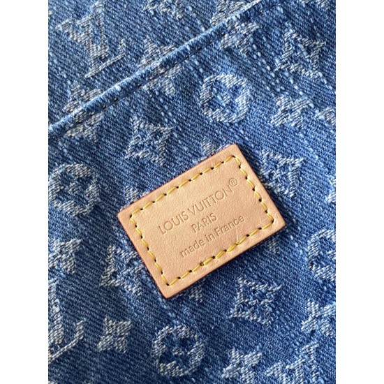 顶级品质 M13319蓝色 丹宁牛仔链条包大号达芙妮 LV X TM DAUPHINE SOFT 手袋 本款Dauphine Soft大号手袋选用棉质丹宁织就 Monogram 图案，经漂白和砂洗后呈现复古风范。牛皮革饰边定格经典韵致，耀目LV锁扣于正面标注品牌身份，拉链内袋再添功能考量。尺寸：2820x11厘米。