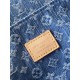 顶级品质 M13319蓝色 丹宁牛仔链条包大号达芙妮 LV X TM DAUPHINE SOFT 手袋 本款Dauphine Soft大号手袋选用棉质丹宁织就 Monogram 图案，经漂白和砂洗后呈现复古风范。牛皮革饰边定格经典韵致，耀目LV锁扣于正面标注品牌身份，拉链内袋再添功能考量。尺寸：2820x11厘米。