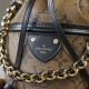 独家实拍 m83480黄花 老花/黑皮 Cano 手袋取材 Monogram 帆布，将 No 手袋和 Cannes Ksd Pjs Kjh手袋融于一身，令前者的抽绳结合后者的模压底部设计，兼具潮流格调和实用功能。编织链条和皮革肩带均可拆卸，实现多种背携方式。14 x 20.5 x 14 厘米