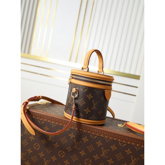 ✨ 原厂✨163变码芯片M82952老花）小号水桶包 nano cannes 手袋以 monogram 帆布裁出圆筒构型，与化妆包设计不谋而合。皮革饰边和标签上压印的路易威登标识丰富工致细节，手柄和可拆卸并调节的肩带成就多种背携风尚。14.5 x 14 x 12 厘米 (长度 x 高 x 宽)