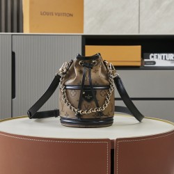 独家实拍 m83480黄花 老花/黑皮 Cano 手袋取材 Monogram 帆布，将 No 手袋和 Cannes Ksd Pjs Kjh手袋融于一身，令前者的抽绳结合后者的模压底部设计，兼具潮流格调和实用功能。编织链条和皮革肩带均可拆卸，实现多种背携方式。14 x 20.5 x 14 厘米