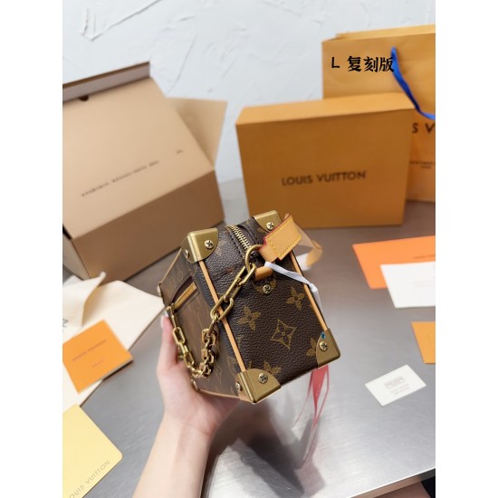 LV Petite Malle