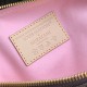 M14174，本款 Speedy Bandoulire 25 手袋出自路易威登 x 村上隆复刻系列，为品牌经典 Monogram 涂层融入村上隆笔下灵动的 Cherry Blossom 图案，再令相同元素延续至可拆卸包饰。牛皮革构筑 Toron 手柄与可拆卸皮革肩带，双拉链和挂锁确保个人物品安全无虞。19 x 15 x 25 厘米(高 x 宽 x 长度)
