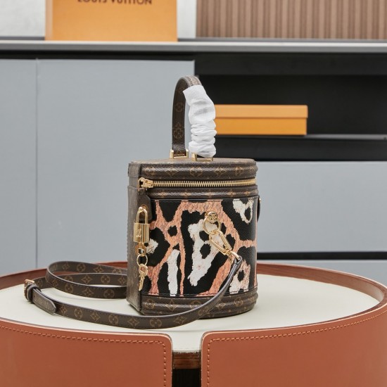 独家实拍 变码芯片 M13846彩色M43986 VANITY 手袋 借鉴历史悠久的LV Cannes化妆箱造型 女装艺术总监Nicolas Ghesquire以此款半硬质手袋重现昔日经典的魅力 小号尺寸 Monogram与Monogram Reverse涂层帆布混合面料 充满路易威登传统特色的外观设计 十分雅致 配有顶部手柄和可脱卸皮革肩带 提供多种背携方式 size 15x17x15cm收起