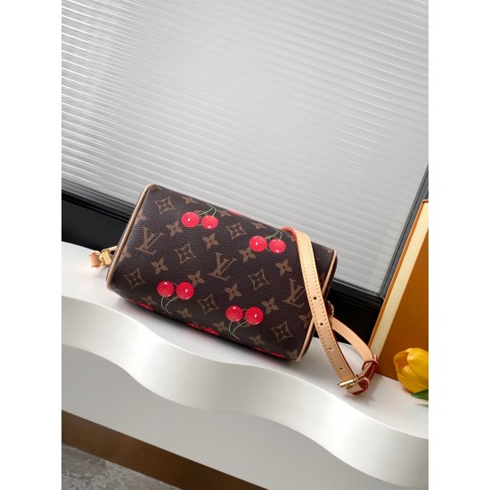 】M13094樱桃 本款 Speedy Bandoulire 手袋取材经典 Monogram 涂层帆布，以路易威登 x 村上隆复刻系列的甜美樱桃图案点亮潮流姿彩。考究皮革构筑 Toron 顶部手柄、可拆卸肩带和 LV x TM 钥匙包，精巧尺寸可轻松容纳手机和长款钱夹等日常所需。13.5 x 12 x 20.5 厘米 (高 x 宽 x 长度) fd.700