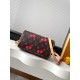 】M13094樱桃 本款 Speedy Bandoulire 手袋取材经典 Monogram 涂层帆布，以路易威登 x 村上隆复刻系列的甜美樱桃图案点亮潮流姿彩。考究皮革构筑 Toron 顶部手柄、可拆卸肩带和 LV x TM 钥匙包，精巧尺寸可轻松容纳手机和长款钱夹等日常所需。13.5 x 12 x 20.5 厘米 (高 x 宽 x 长度) fd.700