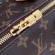 M14175，本款 Speedy Bandoulire 20 手袋融合 Monogram 帆布和牛皮革饰边，再借路易威登 x 村上隆再版系列的明快元素传递潮流格调。前后以村上隆的“超扁平”艺术理念重绎 Monogram 花卉图案，拉链开合处饰有耀目挂锁，Toron 手柄和可拆卸并调节的链条实现舒适背携。13.5 x 12 x 20.5 厘米(高 x 宽 x 长度)