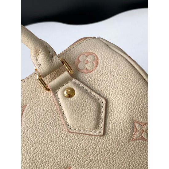 【加强版】Speedy Bandoulire 20 手袋 M14291 奶杏色（提花）焕新品牌经典 Monogram Empreinte 皮革，以相同色调勾勒图案轮廓，再以条纹内衬、耀目挂锁和可拆卸链条丰富细节。紧凑构型可容纳日常所需，手提或斜挎皆宜。尺寸： 13.5 x 12 x 20.5 厘米