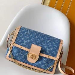 顶级品质 M13319蓝色 丹宁牛仔链条包大号达芙妮 LV X TM DAUPHINE SOFT 手袋 本款Dauphine Soft大号手袋选用棉质丹宁织就 Monogram 图案，经漂白和砂洗后呈现复古风范。牛皮革饰边定格经典韵致，耀目LV锁扣于正面标注品牌身份，拉链内袋再添功能考量。尺寸：2820x11厘米。