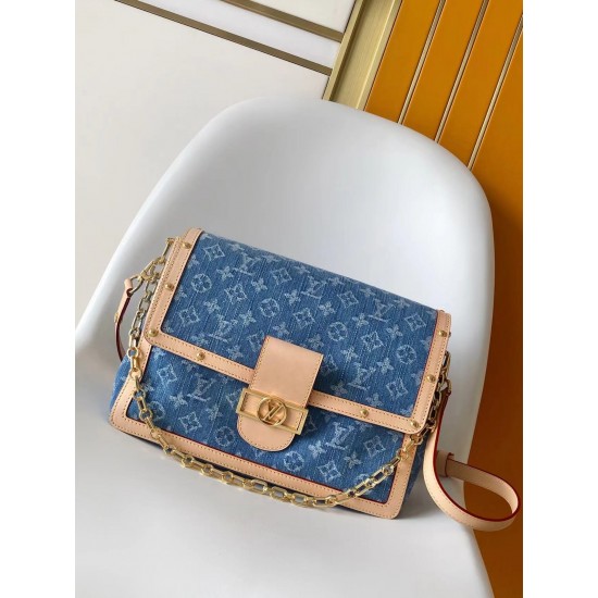 顶级品质 M13319蓝色 丹宁牛仔链条包大号达芙妮 LV X TM DAUPHINE SOFT 手袋 本款Dauphine Soft大号手袋选用棉质丹宁织就 Monogram 图案，经漂白和砂洗后呈现复古风范。牛皮革饰边定格经典韵致，耀目LV锁扣于正面标注品牌身份，拉链内袋再添功能考量。尺寸：2820x11厘米。
