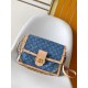 顶级品质 M13319蓝色 丹宁牛仔链条包大号达芙妮 LV X TM DAUPHINE SOFT 手袋 本款Dauphine Soft大号手袋选用棉质丹宁织就 Monogram 图案，经漂白和砂洗后呈现复古风范。牛皮革饰边定格经典韵致，耀目LV锁扣于正面标注品牌身份，拉链内袋再添功能考量。尺寸：2820x11厘米。