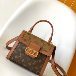 p DAUPHINE CAPITALE 手袋新款 M46751 Dauphine Capitale 手袋融合 Monogram 和 Monogram Reverse 涂层帆布，老花黄花拼色达芙妮凯莉包oo[握手][握手]搭配牛皮革饰边。梯形设计流露复古气息，加长版 LV磁扣点睛别致细节。尺寸：17.5x17.5x9厘米（长度x高x宽）