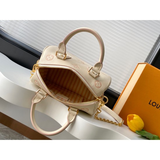 【加强版】Speedy Bandoulire 20 手袋 M14291 奶杏色（提花）焕新品牌经典 Monogram Empreinte 皮革，以相同色调勾勒图案轮廓，再以条纹内衬、耀目挂锁和可拆卸链条丰富细节。紧凑构型可容纳日常所需，手提或斜挎皆宜。尺寸： 13.5 x 12 x 20.5 厘米