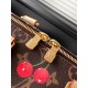 】M13094樱桃 本款 Speedy Bandoulire 手袋取材经典 Monogram 涂层帆布，以路易威登 x 村上隆复刻系列的甜美樱桃图案点亮潮流姿彩。考究皮革构筑 Toron 顶部手柄、可拆卸肩带和 LV x TM 钥匙包，精巧尺寸可轻松容纳手机和长款钱夹等日常所需。13.5 x 12 x 20.5 厘米 (高 x 宽 x 长度) fd.700