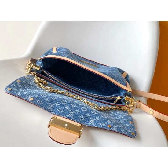 顶级品质 M13319蓝色 丹宁牛仔链条包大号达芙妮 LV X TM DAUPHINE SOFT 手袋 本款Dauphine Soft大号手袋选用棉质丹宁织就 Monogram 图案，经漂白和砂洗后呈现复古风范。牛皮革饰边定格经典韵致，耀目LV锁扣于正面标注品牌身份，拉链内袋再添功能考量。尺寸：2820x11厘米。