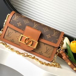 【动态变码芯片   】头层皮M46757 本款 Dauphine East West 手袋拼合经典 Monogram 和 Monogram Reverse 帆布，以品牌标志性格调筑就纤长构型，巧妙呼应 Dauphine LV 锁扣的矩形轮廓。巧用可拆卸皮革肩带和链条，多种背携方式随心切换。21 x 12 x 5 厘米 (长度 x 高 x 宽)