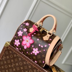 M14174，本款 Speedy Bandoulire 25 手袋出自路易威登 x 村上隆复刻系列，为品牌经典 Monogram 涂层融入村上隆笔下灵动的 Cherry Blossom 图案，再令相同元素延续至可拆卸包饰。牛皮革构筑 Toron 手柄与可拆卸皮革肩带，双拉链和挂锁确保个人物品安全无虞。19 x 15 x 25 厘米(高 x 宽 x 长度)
