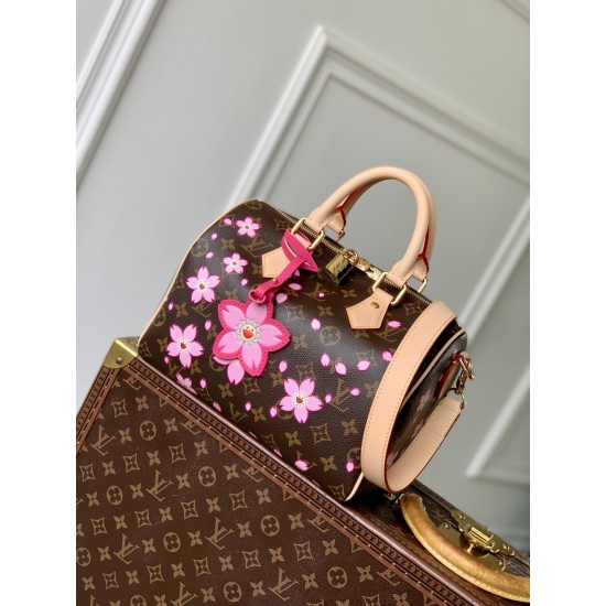 M14174，本款 Speedy Bandoulire 25 手袋出自路易威登 x 村上隆复刻系列，为品牌经典 Monogram 涂层融入村上隆笔下灵动的 Cherry Blossom 图案，再令相同元素延续至可拆卸包饰。牛皮革构筑 Toron 手柄与可拆卸皮革肩带，双拉链和挂锁确保个人物品安全无虞。19 x 15 x 25 厘米(高 x 宽 x 长度)