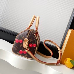 】M13094樱桃 本款 Speedy Bandoulire 手袋取材经典 Monogram 涂层帆布，以路易威登 x 村上隆复刻系列的甜美樱桃图案点亮潮流姿彩。考究皮革构筑 Toron 顶部手柄、可拆卸肩带和 LV x TM 钥匙包，精巧尺寸可轻松容纳手机和长款钱夹等日常所需。13.5 x 12 x 20.5 厘米 (高 x 宽 x 长度) fd.700