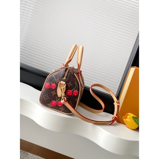 】M13094樱桃 本款 Speedy Bandoulire 手袋取材经典 Monogram 涂层帆布，以路易威登 x 村上隆复刻系列的甜美樱桃图案点亮潮流姿彩。考究皮革构筑 Toron 顶部手柄、可拆卸肩带和 LV x TM 钥匙包，精巧尺寸可轻松容纳手机和长款钱夹等日常所需。13.5 x 12 x 20.5 厘米 (高 x 宽 x 长度) fd.700