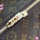 M14174，本款 Speedy Bandoulire 25 手袋出自路易威登 x 村上隆复刻系列，为品牌经典 Monogram 涂层融入村上隆笔下灵动的 Cherry Blossom 图案，再令相同元素延续至可拆卸包饰。牛皮革构筑 Toron 手柄与可拆卸皮革肩带，双拉链和挂锁确保个人物品安全无虞。19 x 15 x 25 厘米(高 x 宽 x 长度)