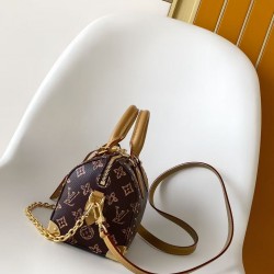 M28102 本款Speedy Trunk 20手袋选用Monogram Origine帆布，以此设计庆贺路易威登Monogram图案问世130周年。光滑牛皮革点缀手柄，专属地址牌标记庆贺系列身份。开启可见条纹内衬和收纳小物的贴袋，链条和挂锁完善工致细节。尺寸：20.5  13.5  11 cm