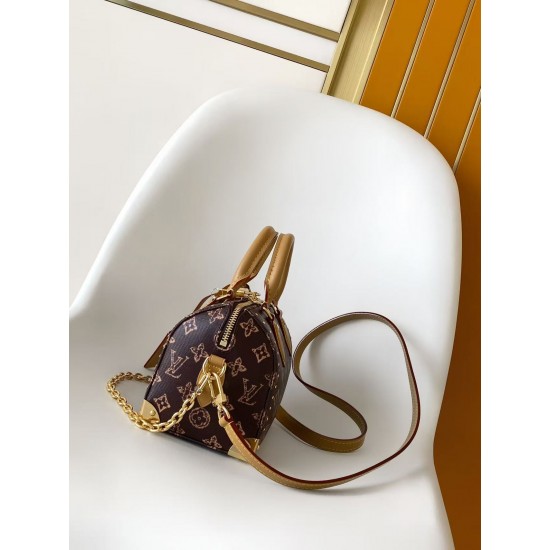 M28102 本款Speedy Trunk 20手袋选用Monogram Origine帆布，以此设计庆贺路易威登Monogram图案问世130周年。光滑牛皮革点缀手柄，专属地址牌标记庆贺系列身份。开启可见条纹内衬和收纳小物的贴袋，链条和挂锁完善工致细节。尺寸：20.5  13.5  11 cm