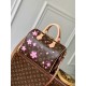 M14174，本款 Speedy Bandoulire 25 手袋出自路易威登 x 村上隆复刻系列，为品牌经典 Monogram 涂层融入村上隆笔下灵动的 Cherry Blossom 图案，再令相同元素延续至可拆卸包饰。牛皮革构筑 Toron 手柄与可拆卸皮革肩带，双拉链和挂锁确保个人物品安全无虞。19 x 15 x 25 厘米(高 x 宽 x 长度)