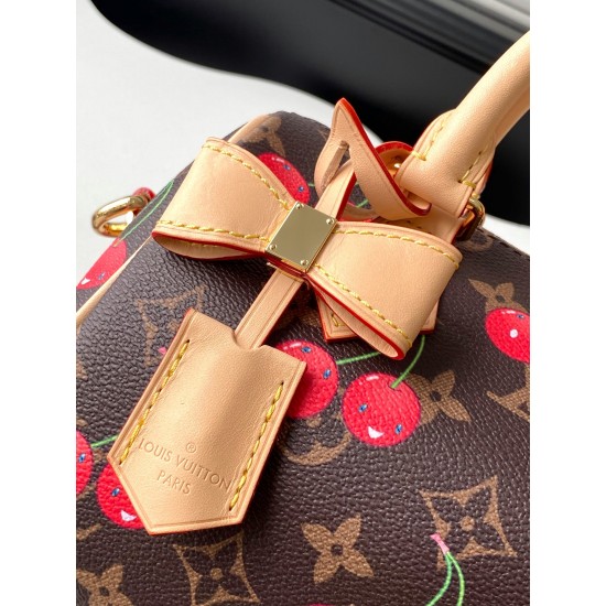 】M13094樱桃 本款 Speedy Bandoulire 手袋取材经典 Monogram 涂层帆布，以路易威登 x 村上隆复刻系列的甜美樱桃图案点亮潮流姿彩。考究皮革构筑 Toron 顶部手柄、可拆卸肩带和 LV x TM 钥匙包，精巧尺寸可轻松容纳手机和长款钱夹等日常所需。13.5 x 12 x 20.5 厘米 (高 x 宽 x 长度) fd.700