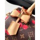 】M13094樱桃 本款 Speedy Bandoulire 手袋取材经典 Monogram 涂层帆布，以路易威登 x 村上隆复刻系列的甜美樱桃图案点亮潮流姿彩。考究皮革构筑 Toron 顶部手柄、可拆卸肩带和 LV x TM 钥匙包，精巧尺寸可轻松容纳手机和长款钱夹等日常所需。13.5 x 12 x 20.5 厘米 (高 x 宽 x 长度) fd.700