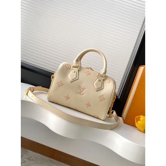 【加强版】Speedy Bandoulire 20 手袋 M14291 奶杏色（提花）焕新品牌经典 Monogram Empreinte 皮革，以相同色调勾勒图案轮廓，再以条纹内衬、耀目挂锁和可拆卸链条丰富细节。紧凑构型可容纳日常所需，手提或斜挎皆宜。尺寸： 13.5 x 12 x 20.5 厘米