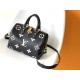 M58947 黑色 M58948白 M58949杏Speedy Bandoulire 25 手袋于 2021 秋季 Wild at Heart 胶囊系列瞩目再现，为 Monogram Empreinte 皮革压印超大字母，可拆卸肩带增添斜挎选择。尺寸：25.0 x 19.0 x 15.0 厘米 (长 x 高 x 宽)。 90%