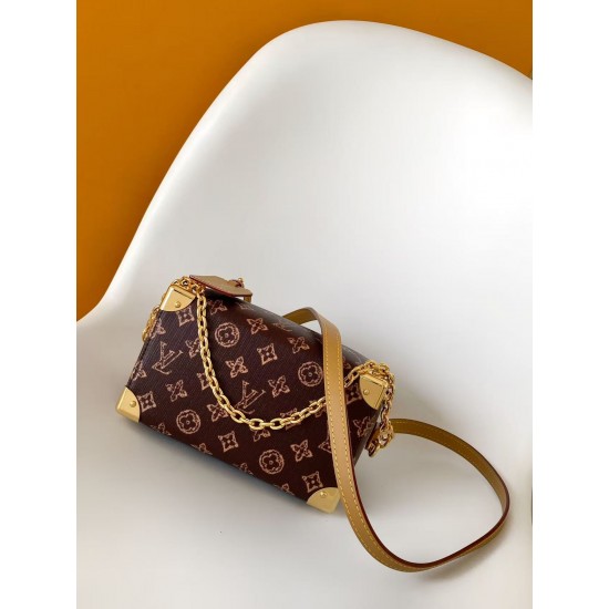 M28102 本款Speedy Trunk 20手袋选用Monogram Origine帆布，以此设计庆贺路易威登Monogram图案问世130周年。光滑牛皮革点缀手柄，专属地址牌标记庆贺系列身份。开启可见条纹内衬和收纳小物的贴袋，链条和挂锁完善工致细节。尺寸：20.5  13.5  11 cm