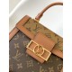 p DAUPHINE CAPITALE 手袋新款 M46751 Dauphine Capitale 手袋融合 Monogram 和 Monogram Reverse 涂层帆布，老花黄花拼色达芙妮凯莉包oo[握手][握手]搭配牛皮革饰边。梯形设计流露复古气息，加长版 LV磁扣点睛别致细节。尺寸：17.5x17.5x9厘米（长度x高x宽）