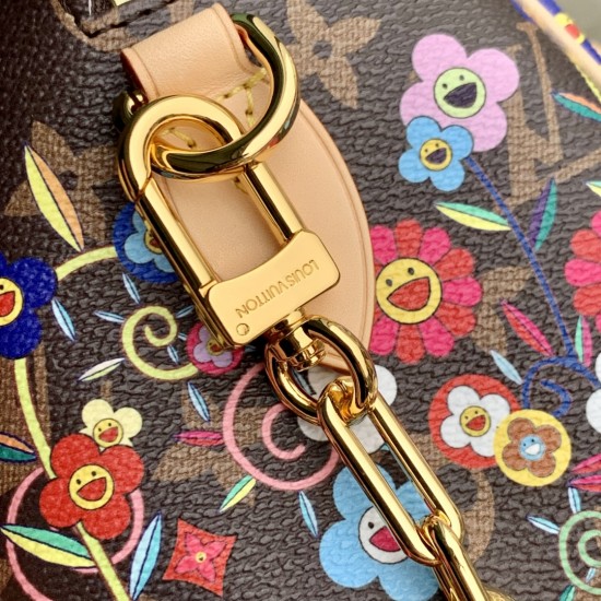 M14175，本款 Speedy Bandoulire 20 手袋融合 Monogram 帆布和牛皮革饰边，再借路易威登 x 村上隆再版系列的明快元素传递潮流格调。前后以村上隆的“超扁平”艺术理念重绎 Monogram 花卉图案，拉链开合处饰有耀目挂锁，Toron 手柄和可拆卸并调节的链条实现舒适背携。13.5 x 12 x 20.5 厘米(高 x 宽 x 长度)