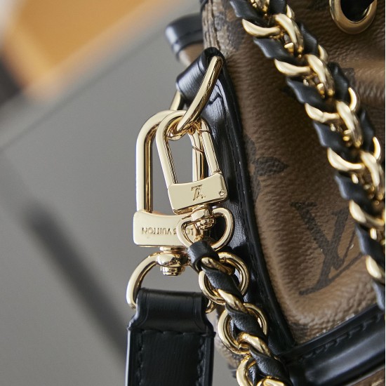 独家实拍 m83480黄花 老花/黑皮 Cano 手袋取材 Monogram 帆布，将 No 手袋和 Cannes Ksd Pjs Kjh手袋融于一身，令前者的抽绳结合后者的模压底部设计，兼具潮流格调和实用功能。编织链条和皮革肩带均可拆卸，实现多种背携方式。14 x 20.5 x 14 厘米
