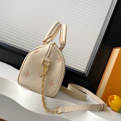 【加强版】Speedy Bandoulire 20 手袋 M14291 奶杏色（提花）焕新品牌经典 Monogram Empreinte 皮革，以相同色调勾勒图案轮廓，再以条纹内衬、耀目挂锁和可拆卸链条丰富细节。紧凑构型可容纳日常所需，手提或斜挎皆宜。尺寸： 13.5 x 12 x 20.5 厘米