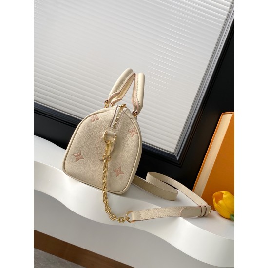 【加强版】Speedy Bandoulire 20 手袋 M14291 奶杏色（提花）焕新品牌经典 Monogram Empreinte 皮革，以相同色调勾勒图案轮廓，再以条纹内衬、耀目挂锁和可拆卸链条丰富细节。紧凑构型可容纳日常所需，手提或斜挎皆宜。尺寸： 13.5 x 12 x 20.5 厘米