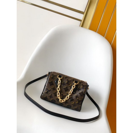 M26314 本款 Monogram Sequins 版本 Speedy Bandoulire 20 手袋出自 LV Ski 系列，为帆布包身点缀闪耀亮片，营造日食般的深邃光影效果。耀目粗链条升级典雅格调，皮革肩带方便斜挎，成就晚宴场合佳选。15 x 13 x 20.5 厘米 (高 x 宽 x 长度) D.700