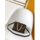 M26314 本款 Monogram Sequins 版本 Speedy Bandoulire 20 手袋出自 LV Ski 系列，为帆布包身点缀闪耀亮片，营造日食般的深邃光影效果。耀目粗链条升级典雅格调，皮革肩带方便斜挎，成就晚宴场合佳选。15 x 13 x 20.5 厘米 (高 x 宽 x 长度) D.700