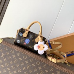 原厂 ，变码芯片M15330本款 Nano Speedy 手袋邀请品牌吉祥物 Vivienne 现身妙趣插画和挂饰，以标志性 Monogram 帆布包身搭配皮革饰边和金属件，尽情挥洒灵动风姿。10 x 7.5 x 16 厘米 (高 x 宽 x 长度)Monogram 图案涂层帆布牛皮革饰边织物内衬金属件拉链开合Vivienne 造型装饰可收纳智能手机、耳机、Victorine 钱夹、钥匙和唇膏肩带：可拆卸，可调节包带半长：45.5 厘米包带半长可调至：54.0 厘米手柄：双手柄