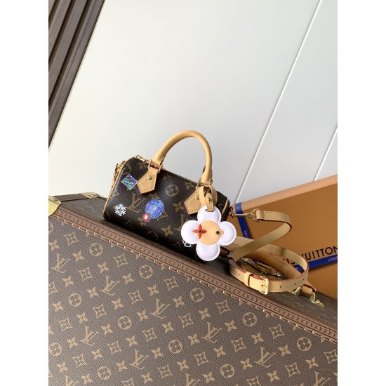 原厂 ，变码芯片M15330本款 Nano Speedy 手袋邀请品牌吉祥物 Vivienne 现身妙趣插画和挂饰，以标志性 Monogram 帆布包身搭配皮革饰边和金属件，尽情挥洒灵动风姿。10 x 7.5 x 16 厘米 (高 x 宽 x 长度)Monogram 图案涂层帆布牛皮革饰边织物内衬金属件拉链开合Vivienne 造型装饰可收纳智能手机、耳机、Victorine 钱夹、钥匙和唇膏肩带：可拆卸，可调节包带半长：45.5 厘米包带半长可调至：54.0 厘米手柄：双手柄