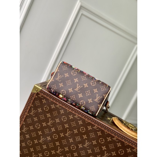 M14175，本款 Speedy Bandoulire 20 手袋融合 Monogram 帆布和牛皮革饰边，再借路易威登 x 村上隆再版系列的明快元素传递潮流格调。前后以村上隆的“超扁平”艺术理念重绎 Monogram 花卉图案，拉链开合处饰有耀目挂锁，Toron 手柄和可拆卸并调节的链条实现舒适背携。13.5 x 12 x 20.5 厘米(高 x 宽 x 长度)