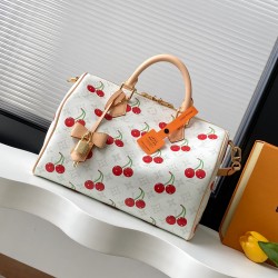 M14238白色 樱桃枕头包speedy Speedy Soft 30手袋 本款 Speedy Soft 30 手袋以融合 Monogram 帆布和牛皮革饰边，再借路易威登 x 村上隆再版系列的明快元素传递潮流格调。前后以村上隆的“超扁平”艺术理念重绎 Monogram 樱桃图案，拉链开合处饰有耀目挂锁。长款手柄便于肩背，成就又一旅行佳伴。30.0 x 21.0 x 17.0 厘米
