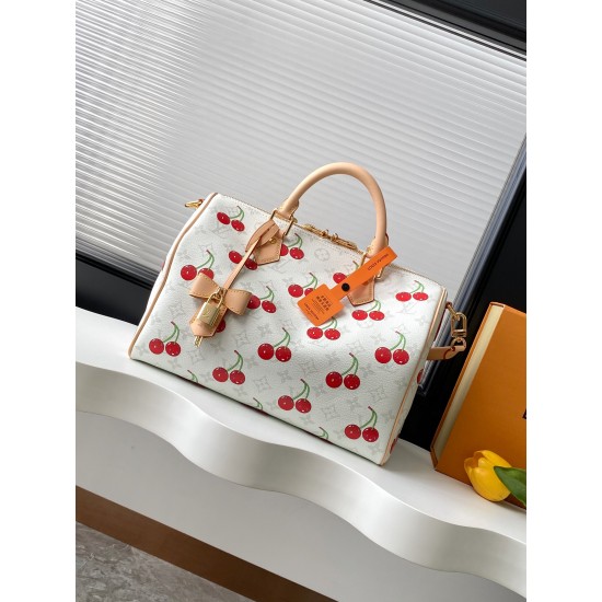 M14238白色 樱桃枕头包speedy Speedy Soft 30手袋 本款 Speedy Soft 30 手袋以融合 Monogram 帆布和牛皮革饰边，再借路易威登 x 村上隆再版系列的明快元素传递潮流格调。前后以村上隆的“超扁平”艺术理念重绎 Monogram 樱桃图案，拉链开合处饰有耀目挂锁。长款手柄便于肩背，成就又一旅行佳伴。30.0 x 21.0 x 17.0 厘米