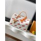 M14238白色 樱桃枕头包speedy Speedy Soft 30手袋 本款 Speedy Soft 30 手袋以融合 Monogram 帆布和牛皮革饰边，再借路易威登 x 村上隆再版系列的明快元素传递潮流格调。前后以村上隆的“超扁平”艺术理念重绎 Monogram 樱桃图案，拉链开合处饰有耀目挂锁。长款手柄便于肩背，成就又一旅行佳伴。30.0 x 21.0 x 17.0 厘米